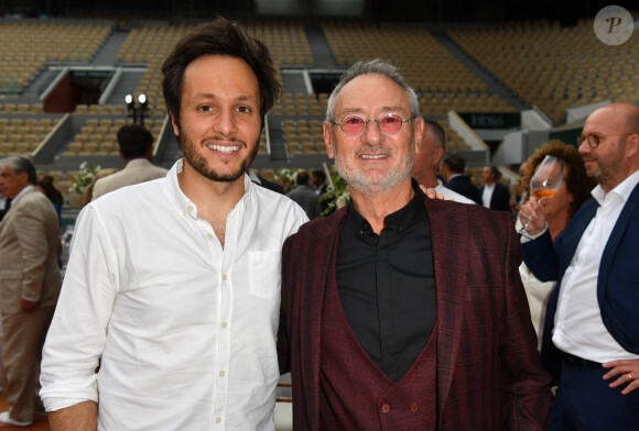 Vianney et Michael Jones - 2e édition du gala "Coeur Central" au profit de Terre d'Impact fonds de dotation de la FFT et de l'association "Fête le Mur "sur le Court Central Philippe Chatrier à Roland Garros, Paris le 28 juin 2023. © Veeren/Bestimage