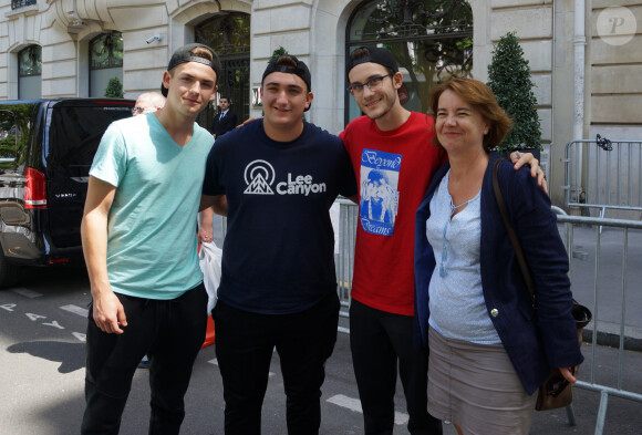 René-Charles Angélil (fils de Céline Dion) pose avec des fans devant l'hôtel Royal Monceau à Paris le 21 juillet 2017.