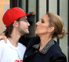 La relation entre Céline Dion et son fils aîné René-Charles semble de plus en plus chancelante.
Céline Dion et son fils René-Charles Angelil sortent de l'hôtel Royal Monceau à Paris.