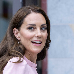Ce mercredi, à Londres, elle a en effet rencontré une classe dans un musée.
Catherine (Kate) Middleton, princesse de Galles, lors d'une visite pré-inaugurale du "Young V&A" à Bethnal Green, dans l'est de Londres, le 28 juin 2023. L'ouverture au public est prévue le 1er juillet 2023. 