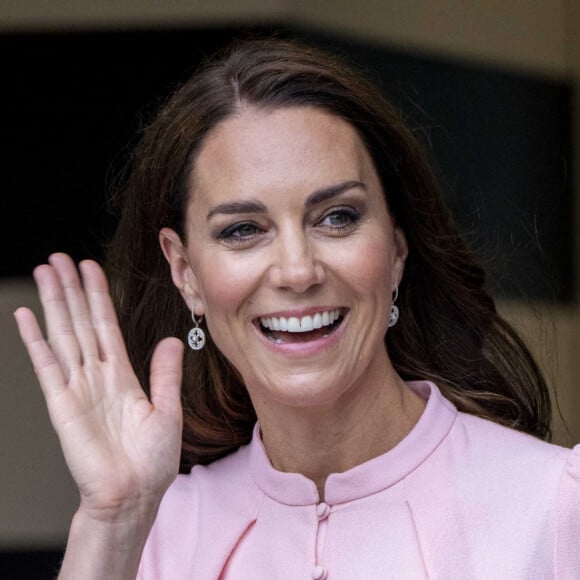 Souriante, elle leur a expliqué qu'elle avait 41 ans. 
Catherine (Kate) Middleton, princesse de Galles, lors d'une visite pré-inaugurale du "Young V&A" à Bethnal Green, dans l'est de Londres, le 28 juin 2023. L'ouverture au public est prévue le 1er juillet 2023. 