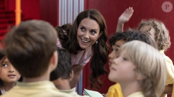 Kate Middleton a eu un échange adorable avec des enfants.
Catherine (Kate) Middleton, princesse de Galles, lors d'une visite pré-inaugurale du "Young V&A" à Bethnal Green, dans l'est de Londres. 