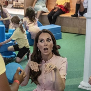 Elle leur a également parlé de ses trois enfants. 
Catherine (Kate) Middleton, princesse de Galles, lors d'une visite pré-inaugurale du "Young V&A" à Bethnal Green, dans l'est de Londres, le 28 juin 2023. L'ouverture au public est prévue le 1er juillet 2023. 