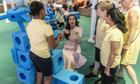 Elle leur a également parlé de ses trois enfants. 
Catherine (Kate) Middleton, princesse de Galles, lors d'une visite pré-inaugurale du "Young V&A" à Bethnal Green, dans l'est de Londres, le 28 juin 2023. L'ouverture au public est prévue le 1er juillet 2023. 