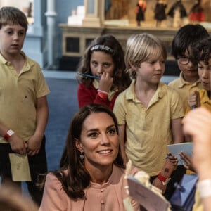 Et certains enfants lui ont demandé son âge.
Catherine (Kate) Middleton, princesse de Galles, lors d'une visite pré-inaugurale du "Young V&A" à Bethnal Green, dans l'est de Londres, le 28 juin 2023. L'ouverture au public est prévue le 1er juillet 2023. 