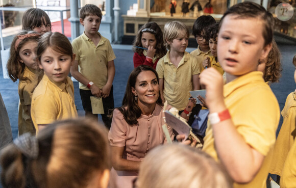 Et certains enfants lui ont demandé son âge.
Catherine (Kate) Middleton, princesse de Galles, lors d'une visite pré-inaugurale du "Young V&A" à Bethnal Green, dans l'est de Londres, le 28 juin 2023. L'ouverture au public est prévue le 1er juillet 2023. 