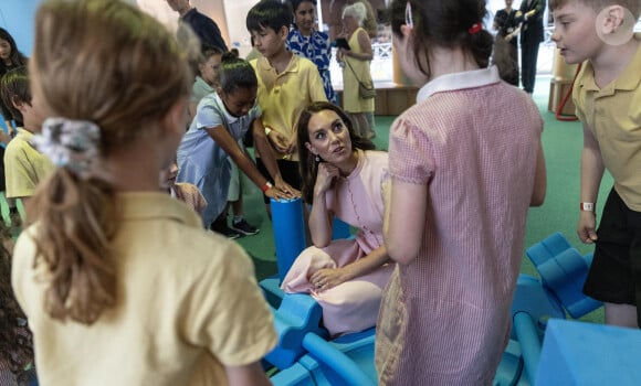 "Mais chut !" a-t-elle montré avec le sourire.
Catherine (Kate) Middleton, princesse de Galles, lors d'une visite pré-inaugurale du "Young V&A" à Bethnal Green, dans l'est de Londres, le 28 juin 2023. L'ouverture au public est prévue le 1er juillet 2023. 