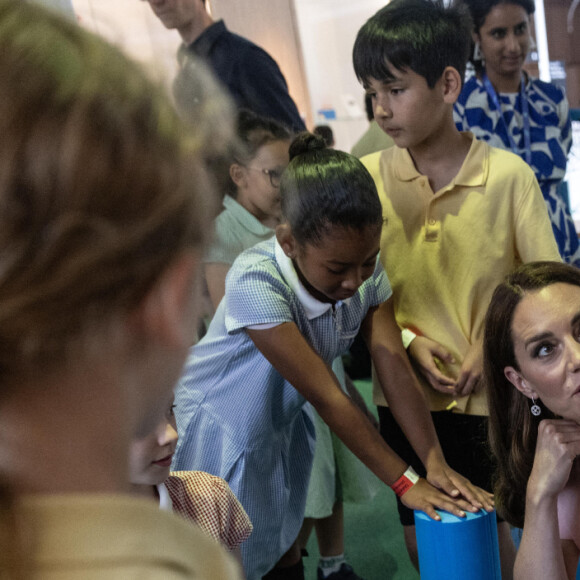 "Mais chut !" a-t-elle montré avec le sourire.
Catherine (Kate) Middleton, princesse de Galles, lors d'une visite pré-inaugurale du "Young V&A" à Bethnal Green, dans l'est de Londres, le 28 juin 2023. L'ouverture au public est prévue le 1er juillet 2023. 