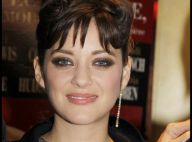 Marion Cotillard : Découvrez-la en rockstar masculine... Elle est irrésistible en costume !