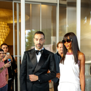 Mohammed Al Turki et Naomi Campbell à la sortie de l'hôtel "Martinez" lors du 76ème Festival International du Film de Cannes, France, le 22 mai 2023. 