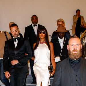 Mohammed Al Turki et Naomi Campbell à la sortie de l'hôtel "Martinez" lors du 76ème Festival International du Film de Cannes, France, le 22 mai 2023. 