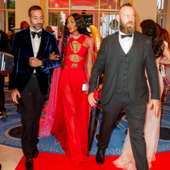 A 53 ans, elle est désormais maman de deux enfants après la naissance de sa fille en 2021. 
Mohammed Al Turki et Naomi Campbell - Les célébrités à la sortie de l'hôtel "Martinez" lors du 76ème Festival International du Film de Cannes, France, le 20 mai 2023. 