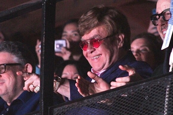 Exclusif - Elton John et son mari David Furnish assistent au spectacle de Stephen Sanchez, dans le carré VIP de la salle de concert, "The Troubadour". Los Angeles, le 11 mars 2023. 