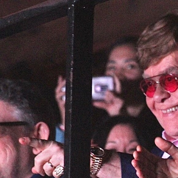 Exclusif - Elton John et son mari David Furnish assistent au spectacle de Stephen Sanchez, dans le carré VIP de la salle de concert, "The Troubadour". Los Angeles, le 11 mars 2023. 