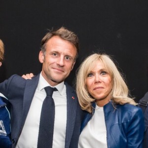 Elton John et David Furnish ont profité de leur passage à Paris pour rencontrer le président Emmanuel Macron et sa femme Brigitte, le premier n'ayant fait qu'un passage à la fin en backstage.
@ Instagram