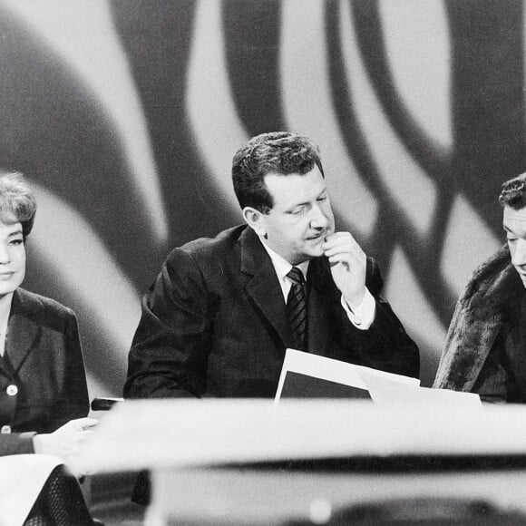 Cette maison était surnommée le "Château Blanc" par le couple.
Simone Signoret et Yves Montand en 1963 sur le plateau du Bon numéro © Michel Ristroph via Bestimage