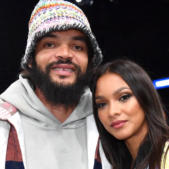 "Je t'aime Toutes mes condoléances à la famille Pereira", a tenté de la réconforter Joakim Noah
 
Joakim Noah et sa femme Lais Ribeiro - People au match de Basketball Paris NBA 2023 entre les Pistons de Detroit et les Bulls de Chicago à l'Accor Arena Bercy le 19 janvier 2023. © Veeren/Bestimage