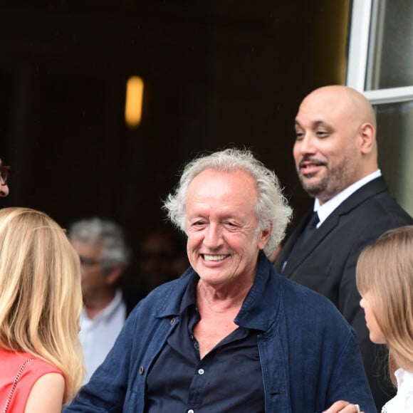 Didier Barbelivien, sa femme Laure et leurs filles Louise et Lola - Mariage de Claude Lelouch à la mairie du 18ème à Paris. Le 17 juin 2023