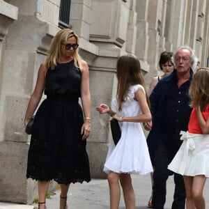 La semaine dernière, le chanteur s'est rendu à un mariage avec sa femme Laure et leurs filles Louisa et Lola
Didier Barbelivien, sa femme Laure et leurs filles Louise et Lola - Mariage de Claude Lelouch à la mairie du 18ème à Paris. Le 17 juin 2023