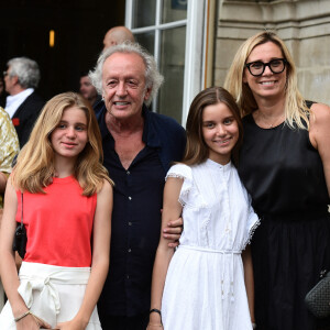 Jolie photo de famille pour Didier Barbelivien
Didier Barbelivien, sa femme Laure et leurs filles Louise et Lola - Mariage de Claude Lelouch à la mairie du 18ème à Paris. 