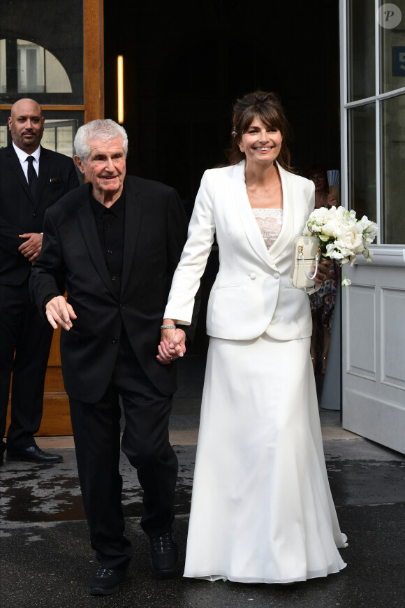 Il s'agissait du mariage de Claude Lelouch
Claude Lelouch et Valérie Perrin - Mariage de Claude Lelouch à la mairie du 18ème à Paris. Le 17 juin 2023