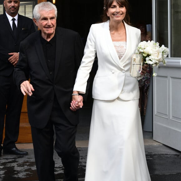 Il s'agissait du mariage de Claude Lelouch
Claude Lelouch et Valérie Perrin - Mariage de Claude Lelouch à la mairie du 18ème à Paris. Le 17 juin 2023