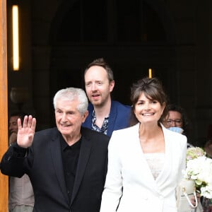 L'immense cinéaste s'est marié pour la quatrième fois
Claude Lelouch et Valérie Perrin - Mariage de Claude Lelouch à la mairie du 18ème à Paris. Le 17 juin 2023