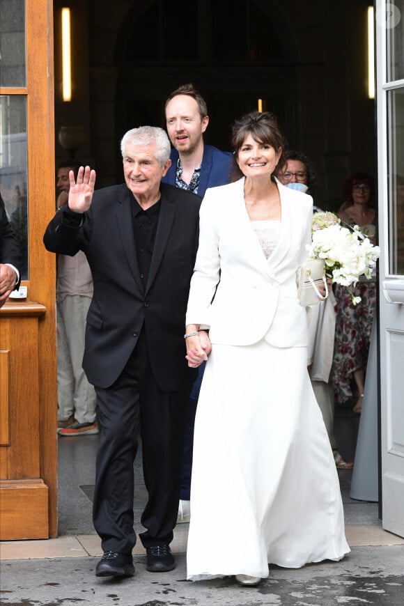 L'immense cinéaste s'est marié pour la quatrième fois
Claude Lelouch et Valérie Perrin - Mariage de Claude Lelouch à la mairie du 18ème à Paris. Le 17 juin 2023