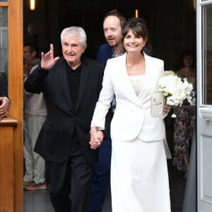 Claude Lelouch et Valérie Perrin - Mariage de Claude Lelouch à la mairie du 18ème à Paris. Le 17 juin 2023