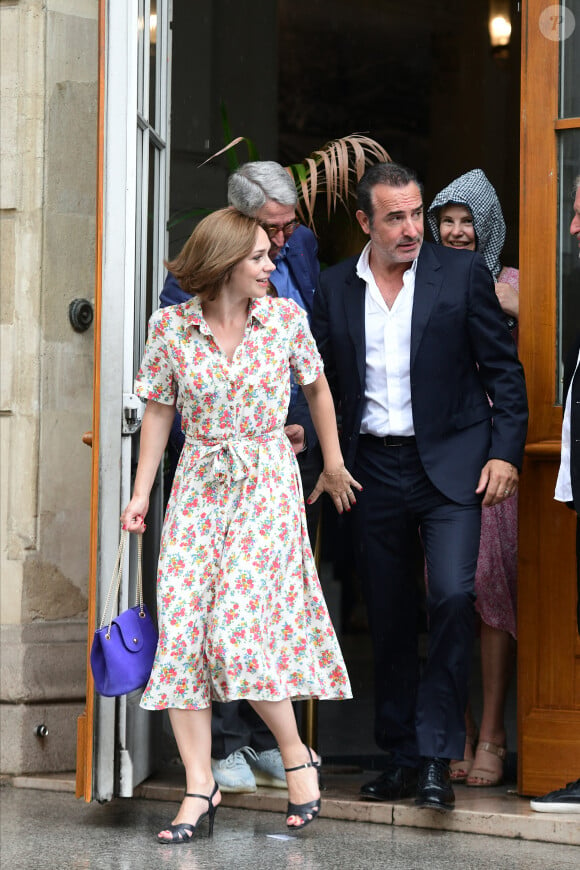 Nathalie Péchalat et son mari Jean Dujardin - Mariage de Claude Lelouch à la mairie du 18ème à Paris. Le 17 juin 2023