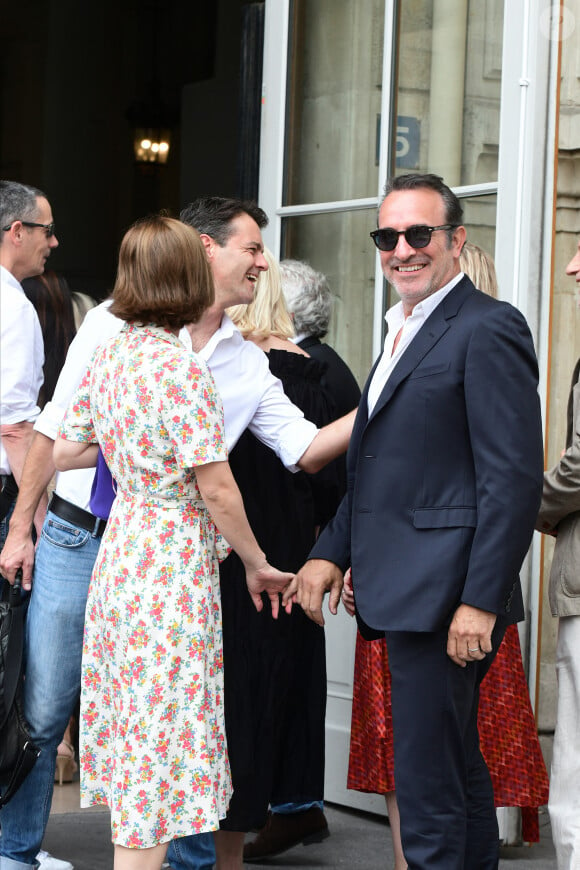 Jean Dujardin et sa femme Nathalie Pechalat - Mariage de Claude Lelouch à la mairie du 18ème à Paris. Le 17 juin 2023
