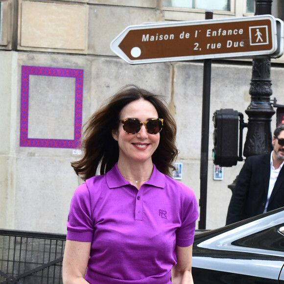 Elsa Zylberstein (habillée en Ralph Lauren) - Mariage de Claude Lelouch à la mairie du 18ème à Paris. Le 17 juin 2023