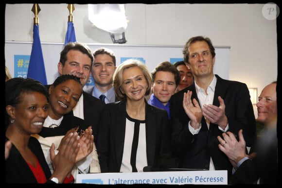 Sa femme et leurs deux jeunes enfants se trouvaient à l'intérieur
Hamida Rezeg, Babette de Rozières, Thierry Solère, Vincent Jeanbrun, Valérie Pécresse, Geoffroy Didier, Othman Nasrou, Jérôme Chartier, Philippe Goujon - Soirée électorale au restaurant le Percolateur organisée par l'équipe de Valérie Pécresse pour le second tour des régionales en Ile de France, à Paris, le 13 décembre 2015. La liste de Valérie Pécresse, la candidate d'union de la droite et du centre, l'a emporté dimanche soir au second tour avec 44 % des voix face à celle de son adversaire socialiste Claude Bartolone et de ses alliés de gauche (42 %), dans le cadre d'une triangulaire avec le candidat frontiste Wallerand de Saint Just (14 %). © Alain Guizard / Bestimage