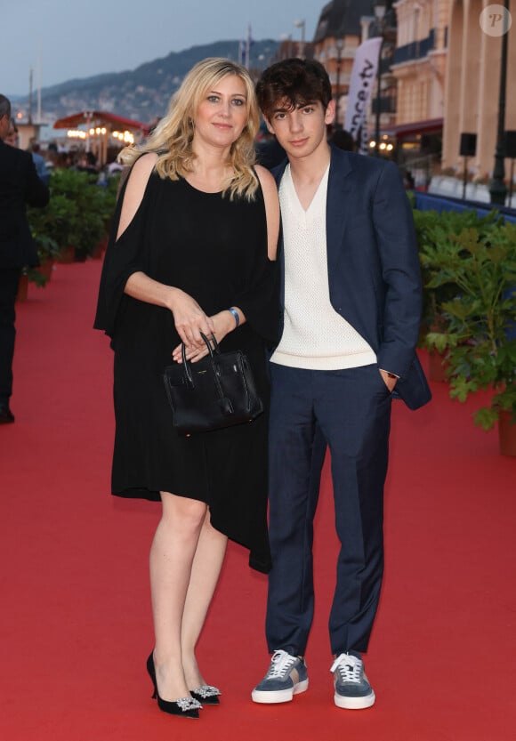 Amanda Sthers et Léon Hesby sur le tapis rouge du prix du court métrage lors du 37ème festival du film de Cabourg (37ème journées romantiques du 14 au 18 juin 2023), à Cabourg, France, le 16 juin 2023. © Coadic Guirec/Bestimage 