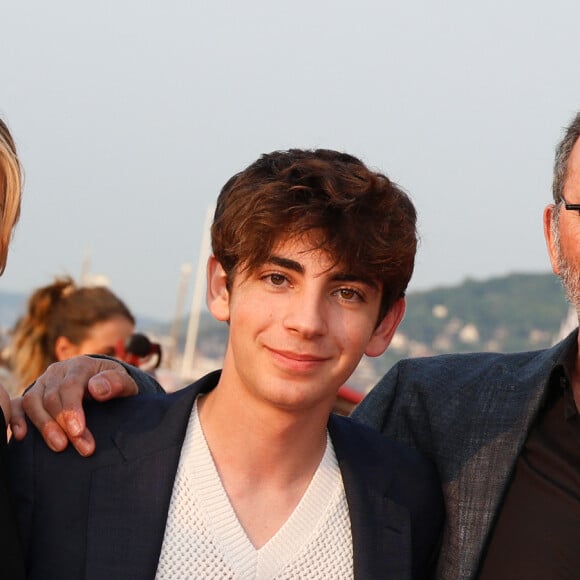 Amanda Sthers, Jean Réno et Léon Hesby sur le tapis rouge du prix du court métrage lors du 37ème festival du film de Cabourg (37ème journées romantiques du 14 au 18 juin 2023), à Cabourg, France, le 16 juin 2023. © Coadic Guirec/Bestimage 