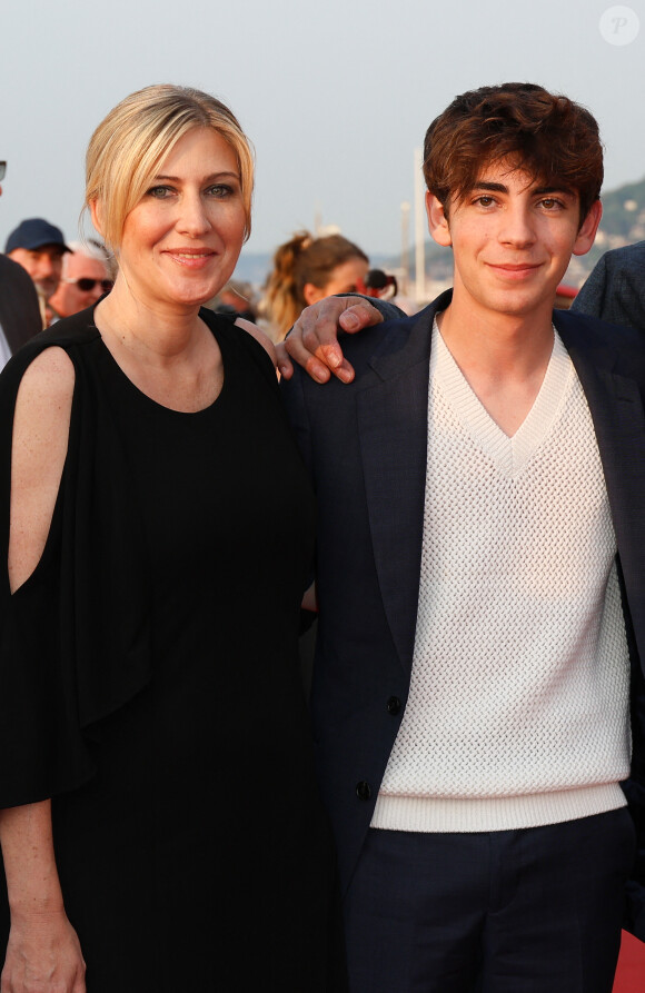 Amanda Sthers et Léon Hesby sur le tapis rouge du prix du court métrage lors du 37ème festival du film de Cabourg (37ème journées romantiques du 14 au 18 juin 2023), à Cabourg, France, le 16 juin 2023. © Coadic Guirec/Bestimage 