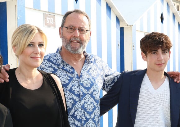 Amanda Sthers, Jean Reno et Leon Hesby au photocall du film "Les promesses" lors du 37ème festival du film de Cabourg (37ème journées romantiques du 14 au 18 juin 2023), à Cabourg, France, le 16 juin 2023. © Coadic Guirec/Bestimage 