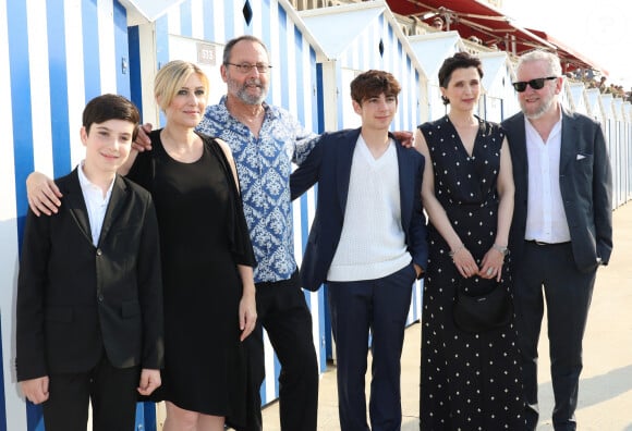 Ethan Hunsinger, Amanda Sthers, Jean Reno, Leon Hesby, Marie Moute et Fabio Conversi au photocall du film "Les promesses" lors du 37ème festival du film de Cabourg (37ème journées romantiques du 14 au 18 juin 2023), à Cabourg, France, le 16 juin 2023. © Coadic Guirec/Bestimage 