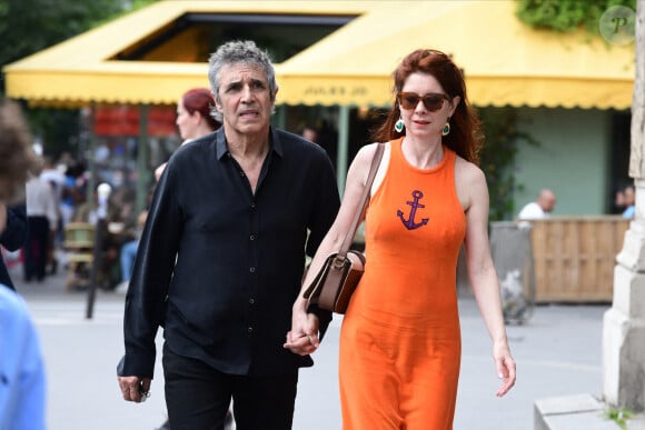 Cela fait vingt ans que Julien Clerc, 75 ans, vit avec Hélène Grémillon, 46 ans
Julien Clerc et sa femme Hélène Grémillon - Mariage de Claude Lelouch à la mairie du 18ème à Paris. Le 17 juin 2023