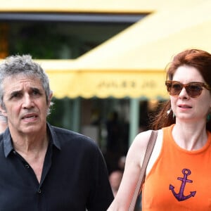 Julien Clerc et sa femme Hélène Grémillon - Mariage de Claude Lelouch à la mairie du 18ème à Paris. Le 17 juin 2023