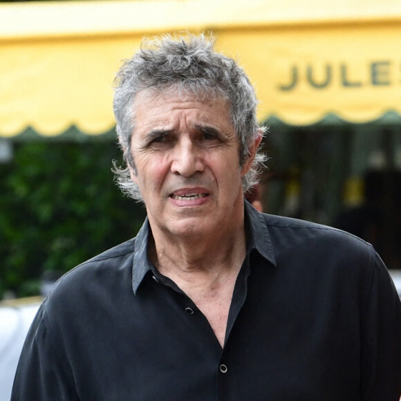 Julien Clerc a fait partie des 200 invités du mariage de Claude Lelouch
Julien Clerc et sa femme Hélène Grémillon - Mariage de Claude Lelouch à la mairie du 18ème à Paris