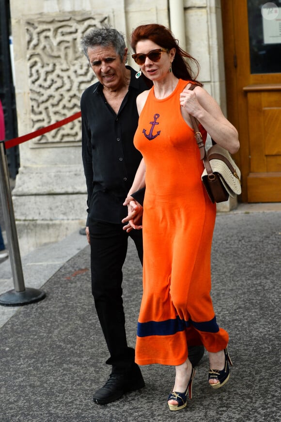 Son épouse, Hélène Grémillon, est elle aussi une femme de lettres
Julien Clerc et sa femme Hélène Grémillon - Mariage de Claude Lelouch à la mairie du 18ème à Paris. Le 17 juin 2023