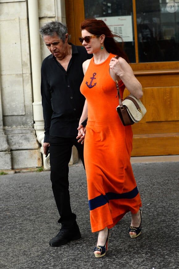 Julien Clerc et sa femme Hélène Grémillon - Mariage de Claude Lelouch à la mairie du 18ème à Paris. Le 17 juin 2023