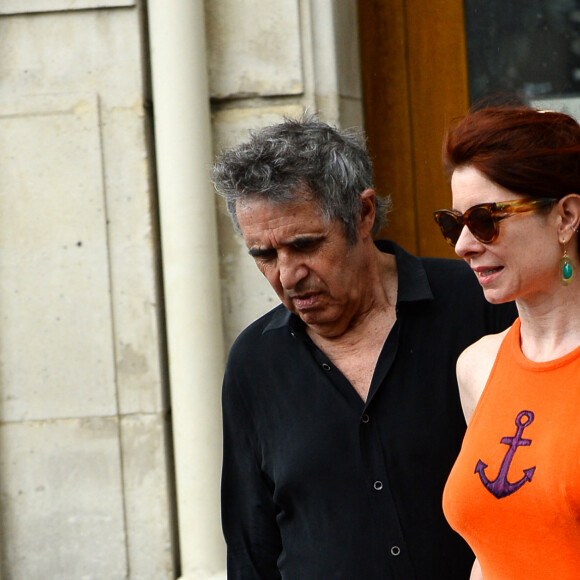 Julien Clerc et sa femme Hélène Grémillon - Mariage de Claude Lelouch à la mairie du 18ème à Paris. Le 17 juin 2023