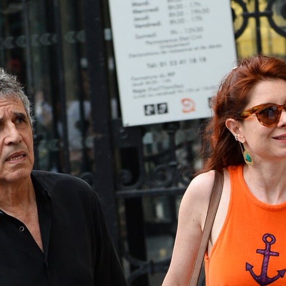 Julien Clerc et sa femme Hélène Grémillon - Mariage de Claude Lelouch à la mairie du 18ème à Paris. Le 17 juin 2023