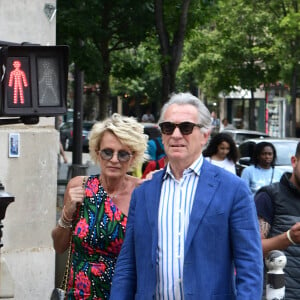 Sophie Davant et son compagnon William Leymergie - Mariage de Claude Lelouch à la mairie du 18ème à Paris. Le 17 juin 2023