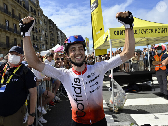 Plus jeune, il a eu une excroissance osseuse au fémur, ce qui va nécessiter une intervention chirurgicale
 
Victor Lafay de Cofidis vainqueur de l'étape entre Vitoria-Gasteiz et Saint Sebastien, en Espagne, ce dimanche 2 juillet 2023. Photo : ABACAPRESS.COM