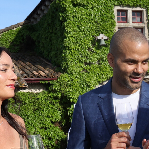 Tony Parker, sa compagne Alizé Lim avec Florence Cathiard (propriètaire du château) lors de la fête de la fleur et l'intronisation de personnalités commandeurs et ambassadeurs par la Commanderie du Bontemps au Château Smith Haut Lafitte à Martillac le 27 avril 2023. © Fabien Cottereau / Patrick Bernard / Bestimage