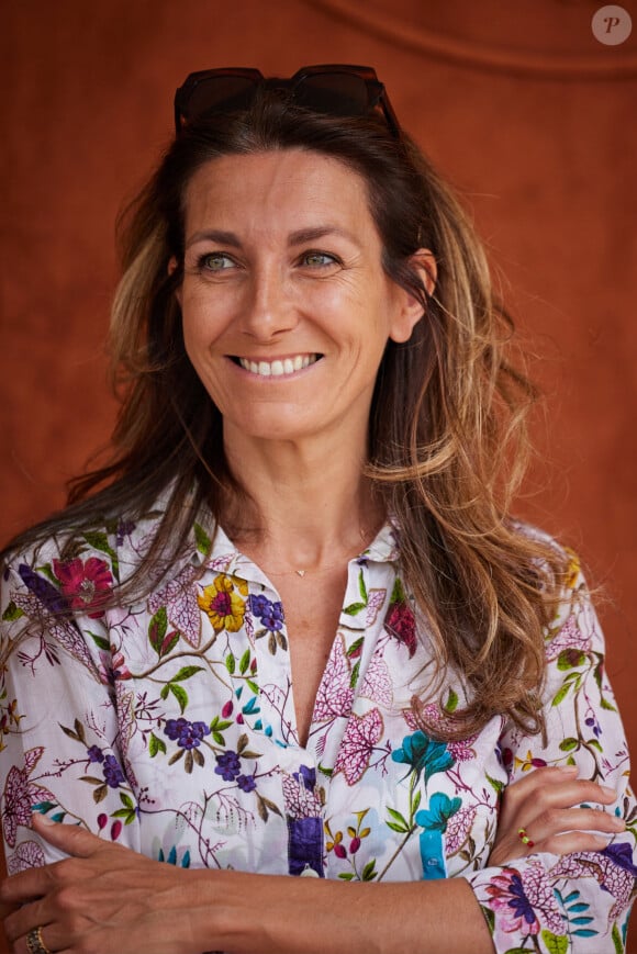 En 2015, Anne-Claire Coudray succédait à Claire Chazal pour assurer la présentation du journal le week-end sur TF1.
Anne-Claire Coudray au village lors des Internationaux de France de tennis de Roland Garros 2023, à Paris, France, le 9 juin 2023. © Jacovides-Moreau/Bestimage 