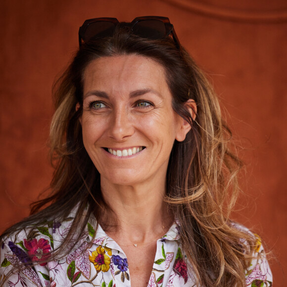 En 2015, Anne-Claire Coudray succédait à Claire Chazal pour assurer la présentation du journal le week-end sur TF1.
Anne-Claire Coudray au village lors des Internationaux de France de tennis de Roland Garros 2023, à Paris, France, le 9 juin 2023. © Jacovides-Moreau/Bestimage 